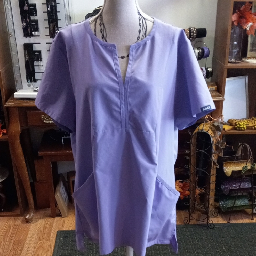 ADAR Lavender SCRUB  Top  WITH POCKETS  Size L